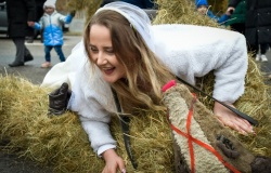 W Samborowicach tradycja nie ginie. TANZBÄR na ostatki [FOTO i WIDEO]