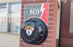 Defibrylator AED w centrum Pietrowic Wielkich