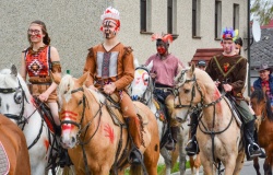 Metropolita, Indianie i kowboje na wielkanocnej procesji konnej w Pietrowicach Wielkich [FOTO i WIDEO]